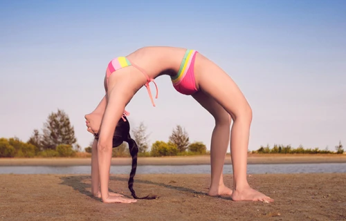 Nữ ca sĩ thường bị đau nhức sau sống lưng và vai. Nhờ luyện yoga, cô giải tỏa được mệt mỏi sau những ngày căng thẳng của công việc. a-nh-2-3112-1399507551.jpg