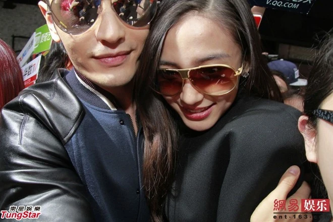 Angelababy hạnh phúc trong vòng tay Huỳnh Hiểu Minh trong ngày cả hai chính thức công khai cuộc tình 4 năm. Nhập mô tả cho ảnh