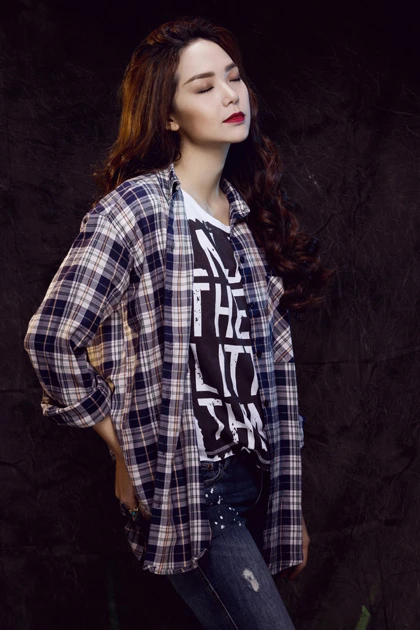 Minh Hằng bụi bặm với quần jeans rách, áo phông slogan và sơ mi carô dáng oversize. ok8u9a2402-9531-1399511720.jpg