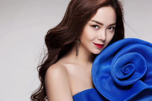 Chiếc váy quây có gam xanh navy thời thượng và được quấn hoa hồng trước ngực đầy nữ tính. ok8u9a2469-6058-1399511721.jpg