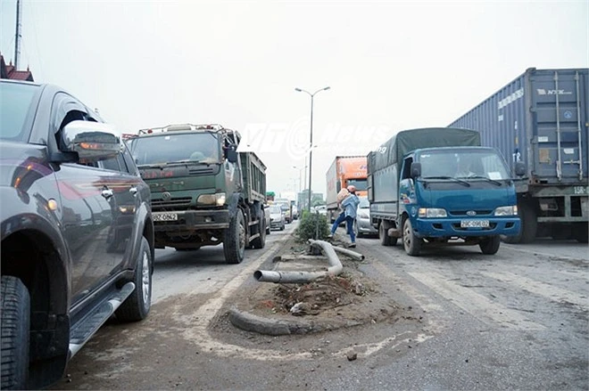 Sáng ngày 8/5, Công an huyện Cẩm Giàng (Hải Dương) cho biết, vào hồi 4h15 cùng ngày, tại KM40+300 Quốc lộ 5 (đoạn ngã tư Ghẽ, xã Tân Trường, huyện Cẩm Giàng, Hải Dương) chiếc ôtô mang BKS 16H-7954, moóc: 20R-0366, do tài xế Hoàng Thế Duy (SN 1985, ở xã Cổ Phục, huyện Kim Thành, Hải Dương) điều khiển theo hướng Hà Nội - Hải Phòng. Nhập mô tả cho ảnh