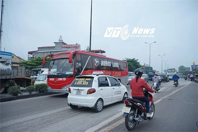 Nhiều xe buộc phải đi ngược làn đường thoát thân. Nhập mô tả cho ảnh