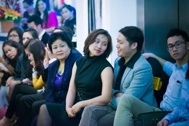 Khánh Linh không ngại tình tứ bên vị hôn phu giữa chốn đông người. Nhập mô tả cho ảnh