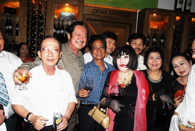 Vừa qua, Chế Linh cùng các văn nghệ sĩ lão thành Sài Gòn đã có một buổi hạnh ngộ ấm áp. Trong những nghệ sĩ này, có những người như Chế Linh, Chánh Tín, tên tuổi vẫn còn nóng, nhưng cũng có người đã trở thành kỷ niệm trong lòng khán giả. Nhập mô tả cho ảnh