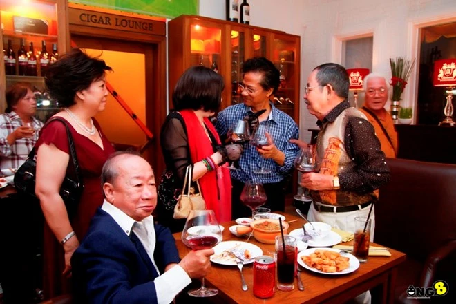 Trong cuộc gặp gỡ, ông được ngồi bên cạnh những người bạn của mình như Thẩm Thúy Hằng, danh ca Bảo Thu, nhạc sĩ Mặc Thế Nhân, diễn viên Chánh Tín, ca sĩ Thái Châu... Nhập mô tả cho ảnh