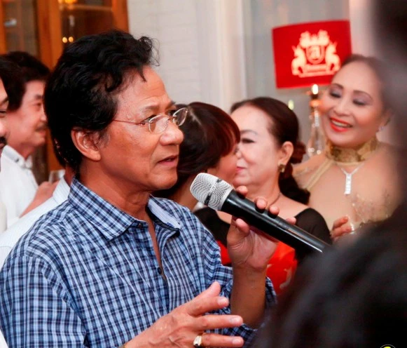 Những tên tuổi lừng lẫy không quên gửi lời chúc nhau khi "gừng càng già càng cay", họ vẫn đóng góp được cho đời lời ca tiếng hát, những bản nhạc, những vai diễn ghi dấu ấn dù tuổi không còn trẻ. Nhập mô tả cho ảnh