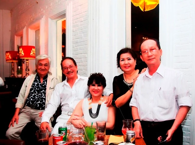 Các nghệ sĩ gửi lời chúc mừng Chế Linh vẫn giữ được phong độ và được công chúng đón nhận nồng nhiệt sau nửa thế kỷ cống hiến cho sân khấu. Nhập mô tả cho ảnh