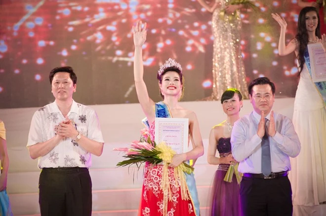 Đỗ Thị Huệ trong giây phút đăng quang tại cuộc thi Người đẹp Hạ Long 2014. Cô sinh năm 1991, vừa tốt nghiệpCao đẳng tài chính ngân hàng và đang ôn thi để vào đại học (liên thông) cùng chuyên ngành. Ước mơ của Huệ sẽ trở thành một doanh nhân thành đạt, từ đó góp phần xây dựng quê hương Quảng Ninh giàu đẹp. Nhập mô tả cho ảnh