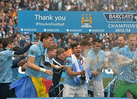 Aguere, Joe Hart và Negredo bật champagne ăn mừng