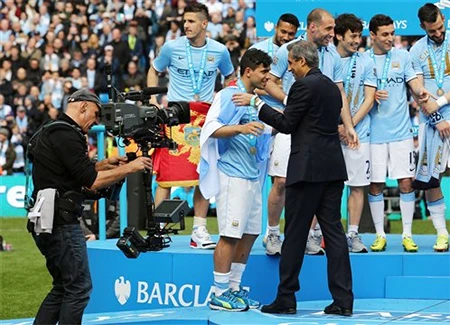 Aguero lên nhận tấm HCV từ ban tổ chức Premier League