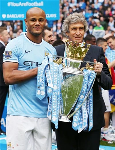 Kompany và thầy bên chiếc cúp vô địch