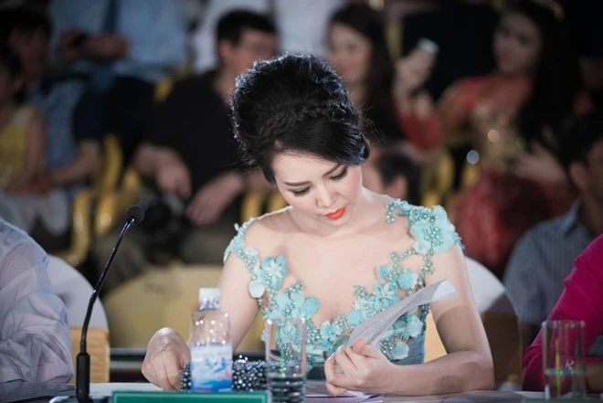 Không chỉ đắt show làm MC, dự event mà trong thời gian gần đây, Á hậu Thụy Vân cũng rất có duyên với vai trò giám khảo của các cuộc thi nhan sắc. Nhập mô tả cho ảnh