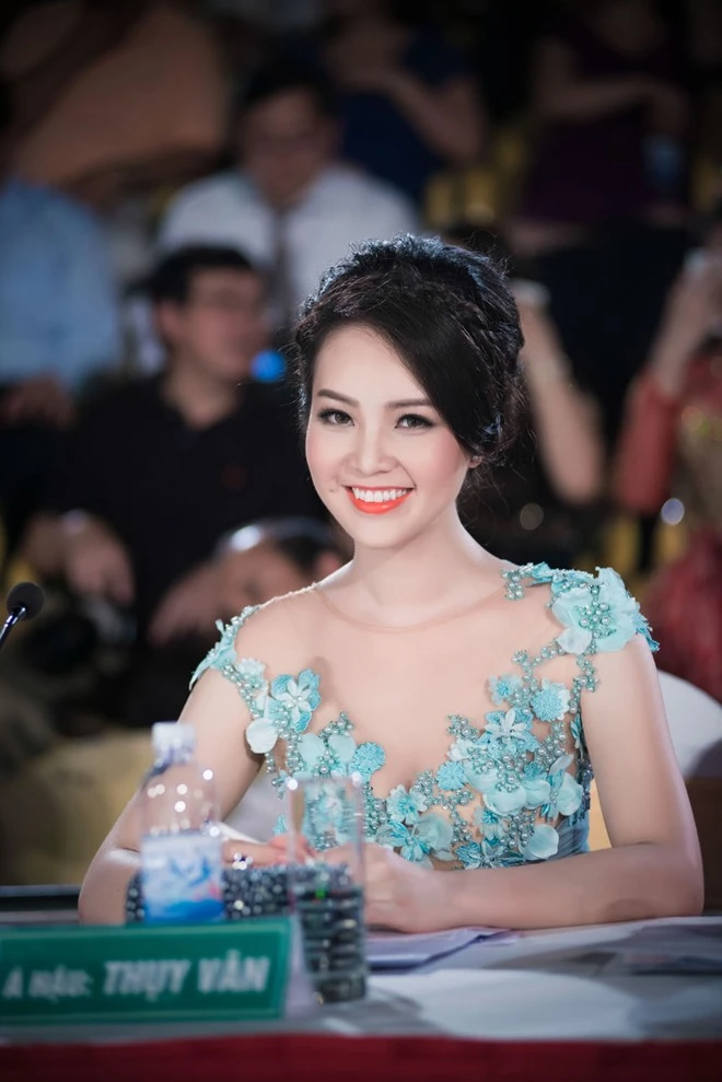 Á hậu Thụy Vân nổi bật trong đêm chung kết cuộc thi Người đẹp Hạ Long 2014 diễn ra trên đảo Tuần Châu, Hạ Long vào tối 10/5.Hội thi Người đẹp Hạ Long 2014 là một trong những nội dung hoạt động lớn của Tuần du lịch Quảng Ninh 2014 và kỷ niệm 20 năm Vịnh Hạ Long được công nhận là kỳ quan thiên nhiên Thế giới. Nhập mô tả cho ảnh