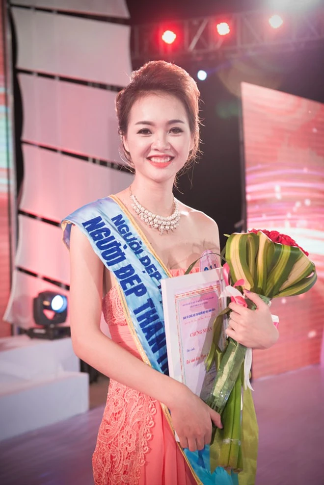 Thí sinh Lục Thị Hằng dành giải phụ Người đẹp thân thiện. Cô sinh năm 1995, đến từ Vân Đồn, đang là sinh viên trường Cao đẳng Y tế Quảng Ninh. Nhập mô tả cho ảnh