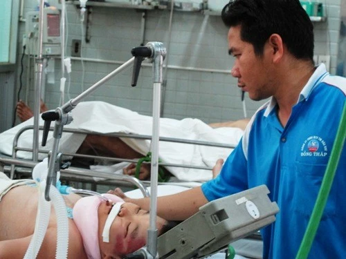Huy dùng hung khí đánh bà nội hôn mê và cháu ruột gãy cổ. Huy dùng hung khí đánh bà nội hôn mê và cháu ruột gãy cổ.