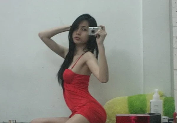 Loạt ảnh khác cũng cho thấy Thủy Tiên tạo dáng khá sexy trên giường, cô mặc trang phục sexy để tự chụp. Loạt ảnh khác cũng cho thấy Thủy Tiên tạo dáng khá sexy trên giường, cô mặc trang phục sexy để tự chụp. Khi được hỏi về bức ảnh nhạy cảm, Thủy Tiên trả lời đây là ảnh ghép nhưng công chúng cho rằng lời giải thích này không thuyết phục.