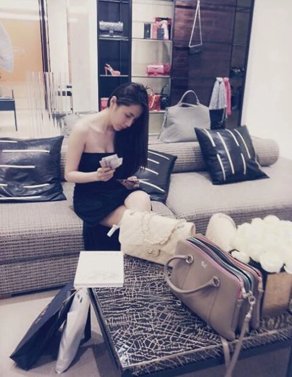 Khoe của:Thời gian gần đây, Thủy Tiên gặp scandal khác là “khoe của”. Đầu tháng 4, nữ ca sĩ đăng bức ảnh ngồi đếm tiền, xung quanh là các món đồ hàng hiệu như túi xách, giày cùng với lời bình luận: “Hết tiền rồi, đi về ngủ thôi”. Câu nói chú thích cho bức ảnh nhanh chóng bị cư dân mạng “ném đá” vì cho rằng Thủy Tiên đang khoe của, cộng vào đó là kiểu “hết tiền” khác thường của nữ ca sĩ. Khoe của: Thời gian gần đây, Thủy Tiên gặp scandal khác là “khoe của”. Đầu tháng 4, nữ ca sĩ đăng bức ảnh ngồi đếm tiền, xung quanh là các món đồ hàng hiệu như túi xách, giày cùng với lời bình luận: “Hết tiền rồi, đi về ngủ thôi”. Câu nói chú thích cho bức ảnh nhanh chóng bị cư dân mạng “ném đá” vì cho rằng Thủy Tiên đang khoe của, cộng vào đó là kiểu “hết tiền” khác thường của nữ ca sĩ.