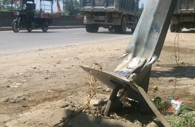 Chiếc xe tải chỉ dừng lại khi húc vào cột điện bên đường. Ảnh:Việt Đức. Nhập mô tả cho ảnh