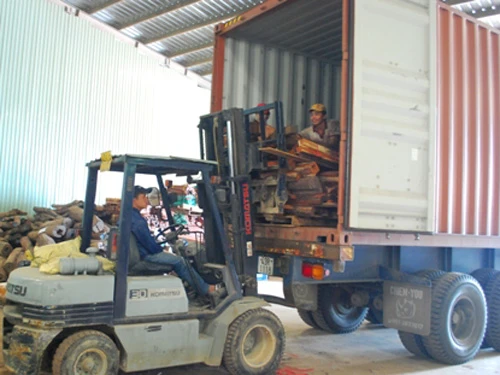 Lô hàng gỗ quý lúc bị tạm giữ để khám xét tại cảng Đà Nẵng - Ảnh: Dân trí Lô hàng gỗ quý lúc bị tạm giữ để khám xét tại cảng Đà Nẵng - Ảnh: Dân trí