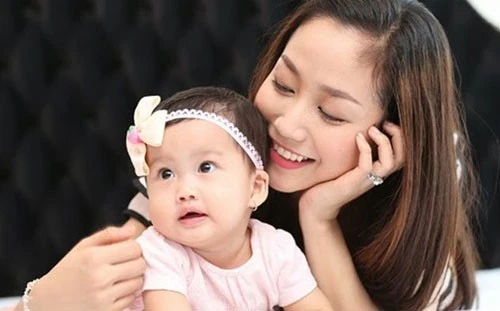 Ảnh xuân thì gây sốt của 5 nữ MC Việt ảnh 12 Giờ đây, tổ ấm của Ốc Thanh Vân luôn tràn ngập tiếng cười khi chào đón bé gái thứ hai trong gia đình. Vừa đảm việc nhà vừa giỏi sự nghiệp, Ốc Thanh Vân là một sao nữ hiếm hoi không dính scandal khi trụ trong showbiz Việt.