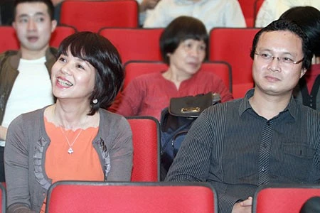 Ảnh xuân thì gây sốt của 5 nữ MC Việt ảnh 9 Hiện tại, Diễm Quỳnh sống hạnh phúc với chồng và con gái. Ông xã của cô làm trong ngành kiến trúc. Hiếm hoi lắm người ta mới thấy Diễm Quỳnh đi sự kiện cùng chồng. Và cũng chỉ một lần duy nhất chị đưa con gái đi xem liveshow thứ 5 của Bước nhảy hoàn vũ.