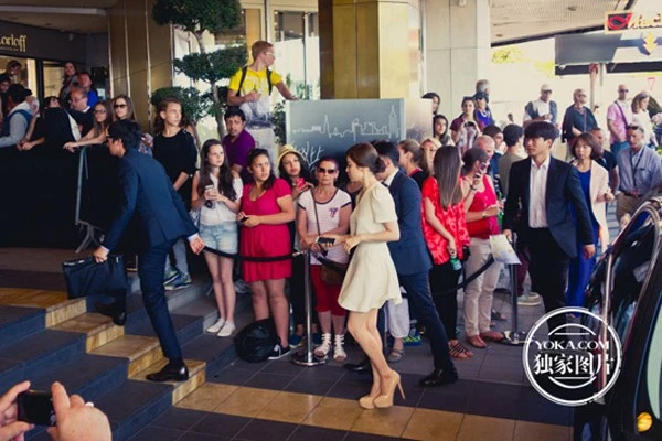 Sau buổi họp báo, Song Hye Kyo nhanh chóng quay trở về khách sạn JW Marriott để thay trang phục dự tiệc diễn ra sau đó. Sau buổi họp báo, Song Hye Kyo nhanh chóng quay trở về khách sạn JW Marriott để thay trang phục dự tiệc sẽ diễn ra sau đó.