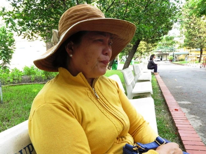 Bà Huệ nghẹn ngào kể về 9 năm nuôi dưỡng cháu Tài. Bà Huệ nghẹn ngào khóc, kể về 9 năm nuôi dưỡng cháu Tài nay bị mẹ đẻ của cháu kiện đòi con.