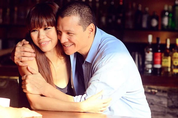 Chân dài Hà Anh từng có thời gian dài hẹn hò mặn nồng bên đầu bếp nổi tiếng Bobby Chinn. Người mẫu từng chia sẻ về tình yêu của người bạn trai ra đời trước cô 18 năm trong cuốn tự truyệnIt's Me. Trên trang cá nhân, Hà Anh cũng thường xuyên kể về sự chiều chuộng của Bobby Chinn dành cho cô cũng như hình ảnh thân mật tình tứ của nhau. Nhập mô tả cho ảnh