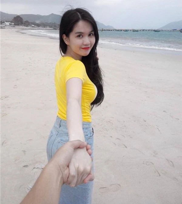 Chân dài cũng không ngại thừa nhận được người yêu lớn tuổi chu cấp nhưng hiện tại nhờ việc kinh doanh phát đạt nên cô có thể độc lập về tài chính. Trên trang cá nhân, thi thoảng Ngọc Trinh cập nhật những hình ảnh ẩn ý về bạn trai. Nhập mô tả cho ảnh