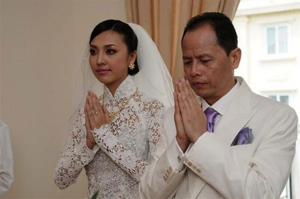 Khi sự nghiệp đang trên đà phát triển rực rỡ thì chân dài 22 tuổi Huỳnh Thanh Tuyền nói lời tạm biệt showbiz bằng một đám cưới gây chú ý vào tháng 10 năm 2009. Chú rể của cô là nhân vật có tiếng tăm trong showbiz – Tổng giám đốc công ty Cát Tiên Sa - Nguyễn Quang Minh, người đứng sau hàng loạt show truyền hình Việt. Huỳnh Thanh Tuyền là cô dâu thứ 3 của Nguyễn Quang Minh và cô kém hơn chồng tới 27 tuổi. Khi sự nghiệp đang trên đà phát triển rực rỡ thì chân dài 22 tuổi Huỳnh Thanh Tuyền nói lời tạm biệt bằng một đám cưới gây chú ý vào tháng 10 năm 2009. Chú rể của cô là nhân vật có tiếng tăm trong showbiz– tổng giám đốc Công ty Cát Tiên Sa Nguyễn Quang Minh, người đứng sau hàng loạt show truyền hình Việt. Điều đáng nói là Huỳnh Thanh Tuyền là cô dâu thứ 3 của Nguyễn Quang Minh và cô kém hơn chồng tới 27 tuổi.