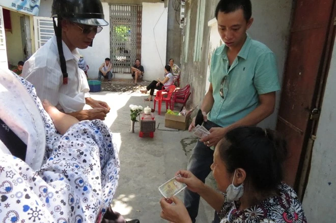 Xác trẻ xấu số được cho vào tiểu nhỏ, chờ đưa đi mai táng Xác trẻ xấu số được cho vào tiểu nhỏ, chờ đưa đi mai táng