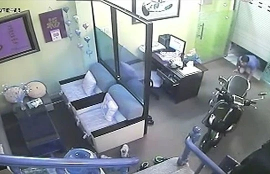 Kẻ trộm chui vào nhà sau khi lấy được chìa khóa