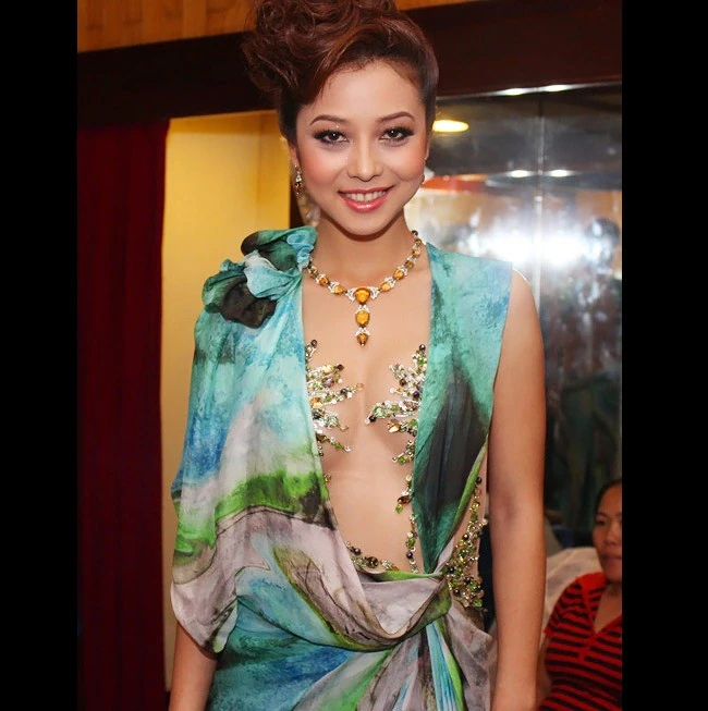 Jennifer Phạm với hình ảnh khoe ngực để lại dấu ấn khó quên trong lòng công chúng. Nhập mô tả cho ảnh