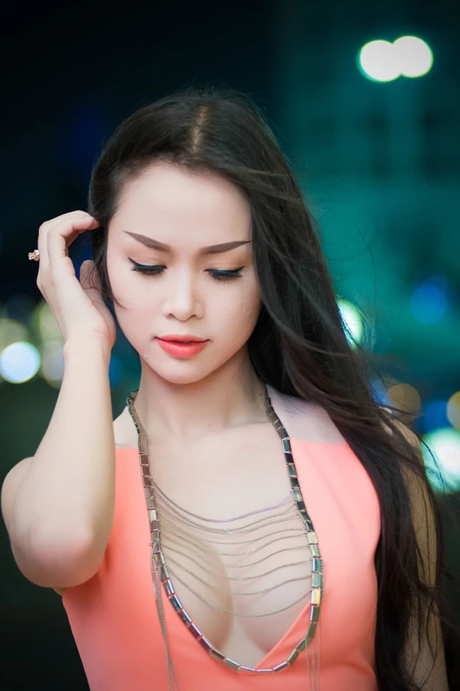 Top 5 Hoa hậu Việt Nam - Ngọc Anh - với chiếc váy thiết kế cổ thoáng đãng đến đốt mắt trong một sự kiện gần đây. Top 5 Hoa hậu Việt Nam - Ngọc Anh với chiếc váy thiết kế cổ thoáng đãng đến đốt mắt trong một sự kiện gần đây.