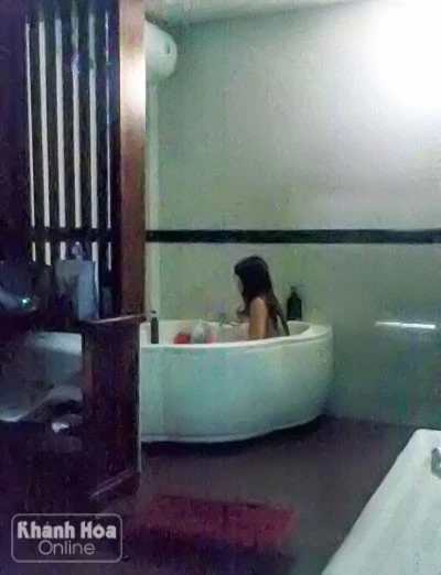Khỏa thân để chờ khách tắm cùng. Nhập mô tả cho ảnh
