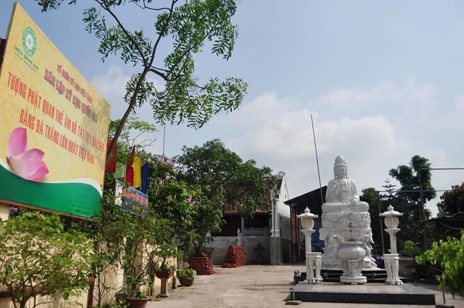 Pho tượng Bồ tát Quan thế âm tọa lạc tại sân chùa Quan Âm, xã Xuân Canh (Đông Anh, Hà Nội). Pho tượng Bồ tát quan thế âm tọa lạc tại sân chùa Quan Âm, xã Xuân Canh (Đông Anh, Hà Nội).