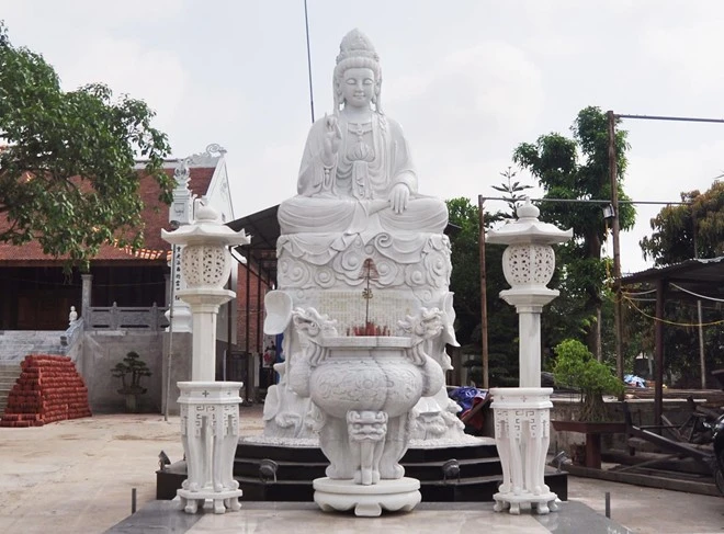 Ông Nguyễn Văn Hạnh, người trông coi ngôi chùa cho biết: "Chùa và đình Quan Âm được xây dựng từ thời nhà Lý và đến nay đã được trùng tu nhiều lần. Tấm bia Quan Âm cổ tự bi ký có ghi năm 1108 nhà Lý mở rộng quai đê sông Hồng, từ đó ngôi chùa chuyển về vị trí hiện nay". Ông Nguyễn Văn Hạnh, người trông coi ngôi chùa cho biết, chùa và đình Quan Âm được xây dựng từ thời nhà Lý và đế nay đã được trùng tu nhiều lần. Căn cứ vào tấm bia Quan Âm cổ tự bi ký có ghi năm 1108 nhà Lý mở rộng quai đê sông Hồng, từ đó ngôi chùa chuyển về vị trí hiện nay.
