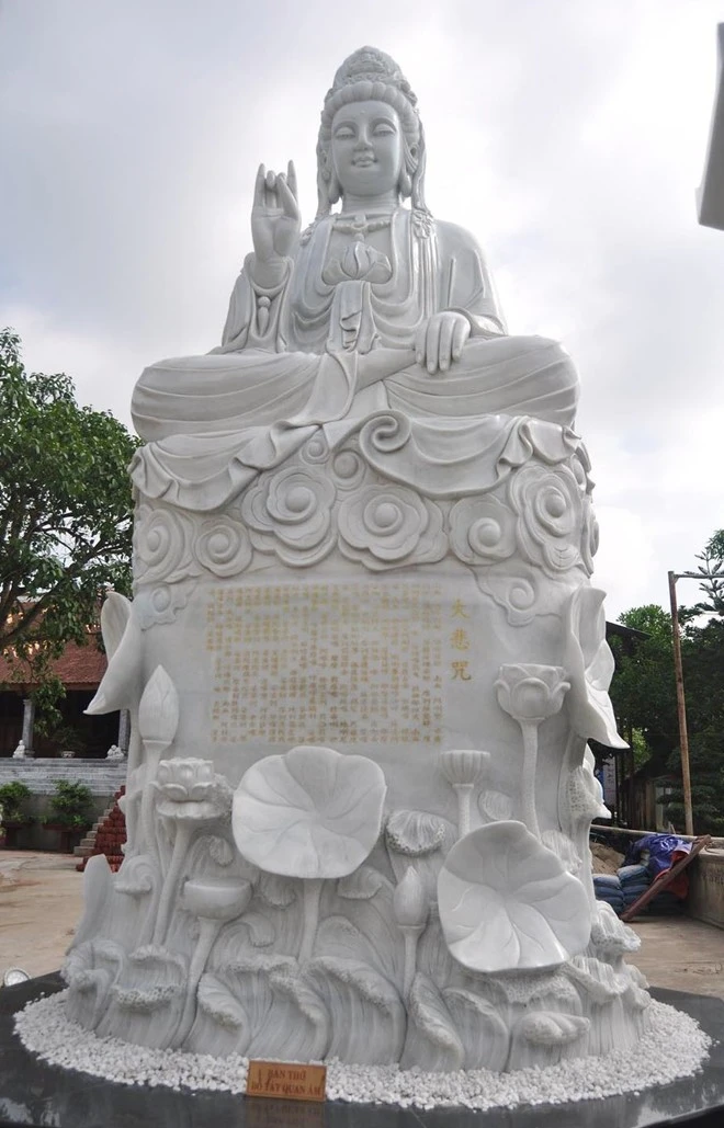 "Trong chùa còn lưu giữ nhiều tượng cổ và đại hồng chung mang phong cách nghệ thuật thế kỷ XI. Năm 2000, Bộ Văn hóa – Thông tin đã xếp hạng chùa Quan Âm là di tích lịch sử. Chùa Quan Âm được xem là ngôi chùa của những pho tượng với đầy đủ ba loại hình: tượng phật, tượng mẫu, tượng tổ. Mỗi kiểu tượng ẩn chứa nét đặc trưng riêng". Nhập mô tả cho ảnh