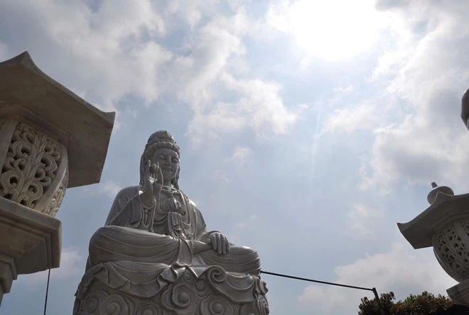 Cô Tuyền (48 tuổi), một phật tử gần cổng chùa cho biết, pho tượng mới được tọa lạc ở đây được vài tháng. Pho tượng Quan thế âm bồ tát trong tư thế tọa trên đài sen từ bi được làm từ đá trắng nguyên khối. Xung quanh bệ đài sen lớn có rất nhiều nụ, lá sen bằng đá mọc từ dưới chân tượng lên. Mặt trước và sau pho tượng có khắc một bài kinh phật bằng chữ nho được sơn vàng. Từ ngày có pho tượng, các phật tử trong làng ngoài xã cứ tối thứ bảy, chủ nhật hàng tuần đến tụng kinh lễ phật rất đông. Nhập mô tả cho ảnh