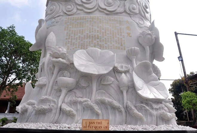 Phần đài sen tọa được tạo tác rất nhiều các nụ, hoa và lá sen nhỏ bên dưới. Ở giữa khắc một bài kinh phật bằng chữ nho màu vàng. Nhập mô tả cho ảnh