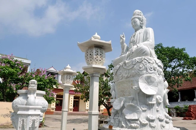 Sư thầy Thích Minh Đăng, trụ trì chùa Quan Âm cho biết: “Pho tượng Quan thế âm bồ tát được làm bằng đá trắng nguyên khối với chiều cao 5,7 m (từ chân bệ lên đỉnh), bề ngang rộng 2,5 m và nặng 37 tấn. Đá trắng được lấy từ Nghệ An và được tạo tác cơ bản ở đó rồi mới vận chuyển bằng container lên Hà Nội. Ngày 11/2/2014 (âm lịch), pho tượng được vận chuyển về sân chùa. Một số thợ tạo tác đá tiến hành hoàn thiện và đặt lên thềm tam cấp đã được xây dựng trước đó. Ngày 11/5/2014 ông Trần Chiến Thắng, Nguyên Thứ trưởng Bộ Văn hóa Thể thao và Du lịch, Thường trực Hội đồng tư vấn xác lập kỷ lục Việt Nam đã tiến hành trao bằng xác lập kỷ lục “Ngôi chùa có tượng Bồ tát Quan thế âm bằng đá trắng lớn nhất". Sư thầy Thích Minh Đăng, trụ trì chùa Quan Âm cho biết: “Pho tượng Quan thế âm bồ tát được làm bằng đá trắng nguyên khối. Đá trắng được lấy từ vùng Nghệ An và được tạo tác cơ bản ở đó rồi mới vận chuyển bằng container lên Hà Nội. Ngày 11/2 (âm lịch), pho tượng được vận chuyển về sân chùa. Một số thợ tạo tác đá tiến hành hoàn thiện và đặt lên thềm tam quan. Ngày 11/5 vừa qua, ông Trần Chiến Thắng, Nguyên Thứ trưởng Bộ Văn hóa Thê thao và Du lịch, Thường trực Hội đồng tư vấn xác lập kỷ lục Việt Nam đã tiến hành trao bằng xác lập kỷ lục “Ngôi chùa có tượng Bồ Tát Quan Thế Âm bằng đá trắng lớn nhất.”