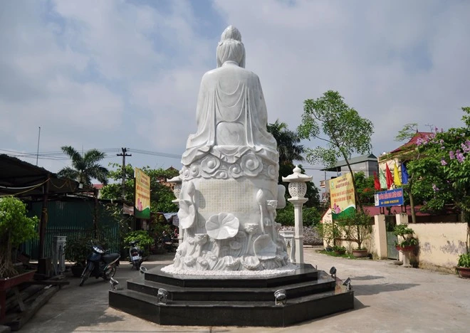 Pho tượng nhìn từ phía sau. Nhập mô tả cho ảnh
