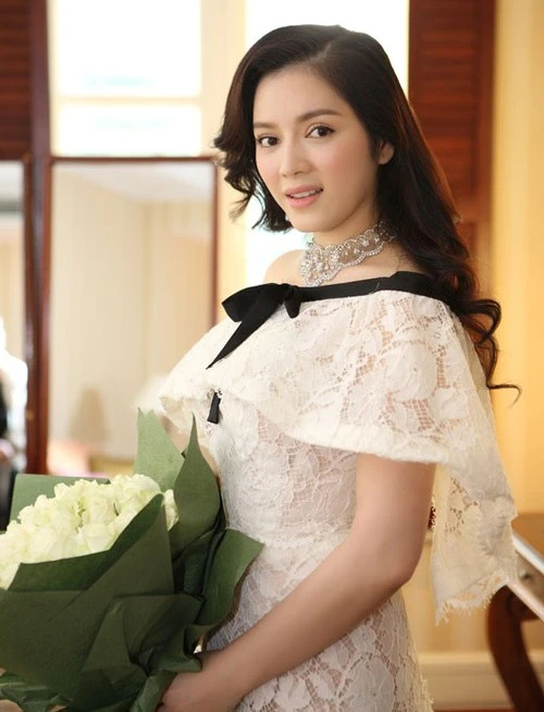 Kiều nữ hàng hiệu Lý Nhã Kỳ khá khiêm tốn về chiều cao so với các mỹ nhân showbiz khác. Cô cao 1m62. Nhập mô tả cho ảnh