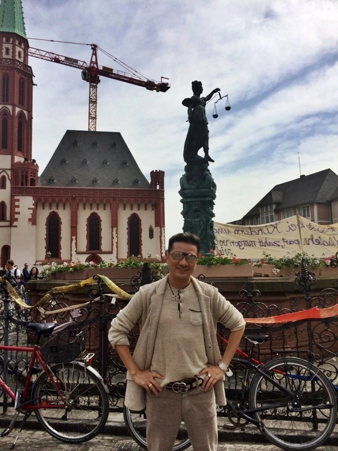 Hòa chung không khí này,trước đợt lưu diễn châu Âu dài ngày Mr. Đàm đã kịp thu âm ca khúcTổQuốc gọi tên mình(do Đinh Trung Cẩn và Nguyễn Phan Quế sáng tác) để kịp tung ra trong thời điểm rất cần sự chung tay ủng hộ và đồng lòng của các văn nghệ sĩ. Nhập mô tả cho ảnh