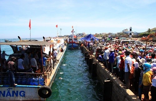Khi tàu cập cảng, những thuyền viên may mắn được cứu sống đã cùng người thân đưa linh cữu ông Giùm lên ôtô để đưa về quê nhà. Nhập mô tả cho ảnh