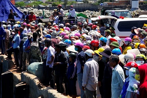 Không báo mà biết, người dân Lý Sơn tập trung rất đông để đón linh cữu người thuyền trưởng kiên cường bám biển những ngày sóng gió. Nhập mô tả cho ảnh