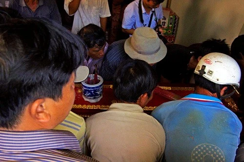 Các ngư dân đưa linh cữu vị thuyền trưởng dũng cảm vào nhà. Nhập mô tả cho ảnh