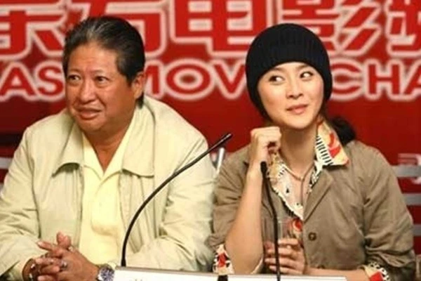 Mối quan hệ của đạo diễn võ thuật Hồng Kim Bảo và Phạm Băng Băng được báo chí thêu dệt ly kỳ khi phát hiện nửa đêm nàng vào phòng chàng đến rạng sáng mới trở ra. Mãi đến nay người ta vẫn nghi ngờ cậu em trai nhỏ hơn 18 tuổi của Phạm Băng Băng là… con trai của cô với Hồng Kim Bảo. Mối quan hệ của đạo diễn võ thuật Hồng Kim Bảo và Phạm Băng Băng được báo chí thêu dệt ly kỳ khi phát hiện nửa đêm nàng vào phòng chàng đến rạng sáng mới trở ra. Mãi đến nay người ta vẫn nghi ngờ cậu em trai nhỏ hơn 19 tuổi của Phạm Băng Băng là… con trai của cô với Hồng Kim Bảo.