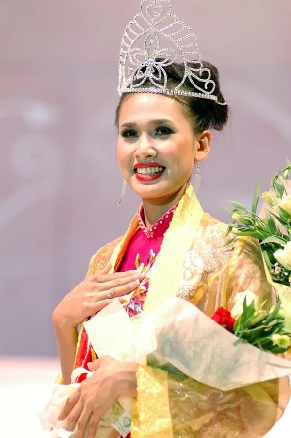 Dương Mỹ Linh sinh năm 1984. Cô đoạt danh hiệu Hoa hậu phụ nữ Việt Nam qua ảnh 2006 khi bước sang tuổi 22. Thời điểm khởi đầu sự nghiệp với vai trò người mẫu, Mỹ Linh nhận được sự trợ giúp từ đàn chị Anh Thư – bà xã giám đốc công ty người mẫu PL. Sau này, khi lấn sân điện ảnh, hoa hậu tiếp tục được nữ diễn viên đàn chị hậu thuẫn về chuyên môn. Nhập mô tả cho ảnh