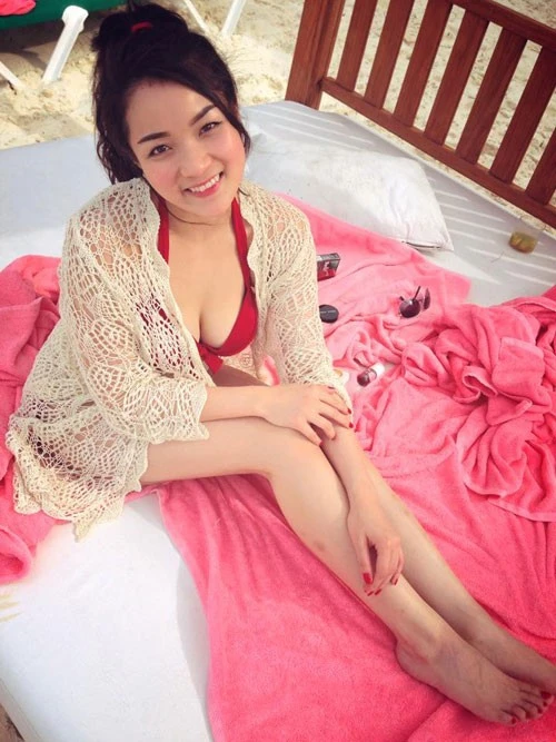 Thủy Top sexy với bikini đỏ rực. Nhập mô tả cho ảnh
